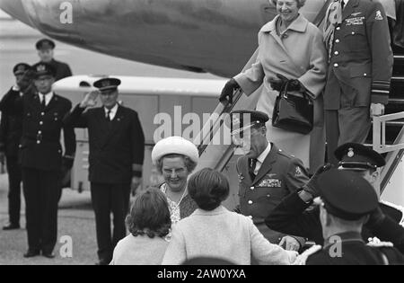 Le couple royal de Mexico Queen Juliana et Prince Bernhard sont accueillis par deux de leurs filles, la princesse Margriet et la princesse Christina Date: 18 avril 1964 lieu: North-Holland, Schiphol mots clés: Salutations, reines, princes, princesses Nom De La Personne: Bernhard (prince Pays-Bas), Christina (princesse Pays-Bas), Juliana (Reine Pays-Bas), Margriet (princesse Pays-Bas) Banque D'Images