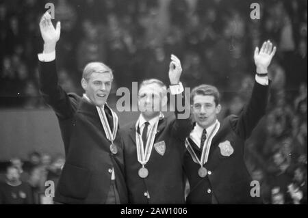 Jeux Olympiques D'Hiver À Grenoble. Médaillés à 1500 mètres. De gauche à droite Ard Schenk (seconde partagée), Ivar Eriksen (Norvège, seconde divisée) et Kees Verkerk (or). Date : 15 Février 1968 Lieu : Grenoble Mots Clés : Patinage, Sport Nom De La Personne : Eriksen Ivar, Schenk, Ard, Verkerk, Kees Nom De L'Institution : Jeux Olympiques D'Hiver Banque D'Images