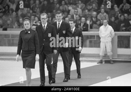 Jeux Olympiques D'Hiver À Grenoble. Médaillés à 5000 mètres sur le chemin du podium. En tête de Peter Nottet (bronze), avec derrière lui Fred Anton Maier (Norvège, or) et Kees Verkerk (argent). Date : 15 Février 1968 Lieu : Grenoble Mots Clés : Patinage, Sport Nom De La Personne : Maier, Fred Anton, Nottet, Peter Verkerk, Kees Nom De L'Établissement : Jeux Olympiques D'Hiver Banque D'Images