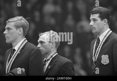 Jeux Olympiques D'Hiver À Grenoble. Médaillés à 1500 mètres. De gauche à droite Ard Schenk (seconde partagée), Ivar Eriksen (Norvège, seconde divisée) et Kees Verkerk (or). Date : 15 Février 1968 Lieu : Grenoble Mots Clés : Patinage, Sport Nom De La Personne : Eriksen Ivar, Schenk, Ard, Verkerk, Kees Nom De L'Institution : Jeux Olympiques D'Hiver Banque D'Images