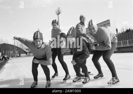 Jeux Olympiques D'Hiver À Grenoble. Les patineurs néerlandais participants, de gauche à droite, Ans Schut, Elly van den Bromm, Wil Burgmeijer, Stien Kaiser et Carry Geijssen. Date: 7 Février 1968 Lieu: Grenoble Mots Clés: Patinage, Sport Nom De La Personne: Bromm Elly Den, Burgmeijer Wera Geijssen Carry, Kaiser Stien, Schut, Ans Nom De L'Institution: Jeux Olympiques D'Hiver Banque D'Images