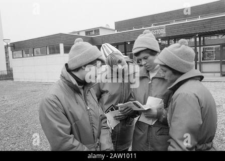 Jeux Olympiques D'Hiver À Grenoble. Les patineurs néerlandais ont reçu l'affichage du courrier. De gauche à droite Elly van den Bromm, Prendre Geijssen, Stien Kaiser et Wil Burgmeijer. Date: 11 Février 1968 Lieu: Grenoble Mots Clés: Patinage, Sport Nom De La Personne: Bromm Elly Den, Burgmeijer Wera Geijssen Carry, Kaiser Stien Nom De L'Institution: Jeux Olympiques D'Hiver Banque D'Images