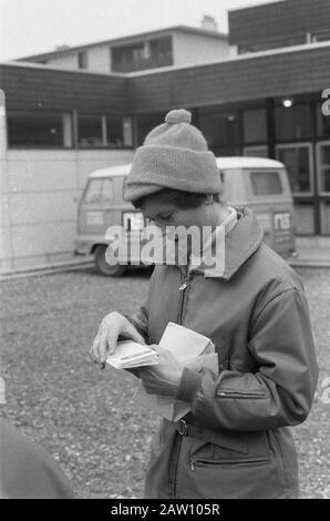 Jeux Olympiques D'Hiver À Grenoble. Skater Stien Kaiser regarde la station de réception. Date: 11 Février 1968 Lieu: Grenoble Mots Clés: Patinage, Sport Personne Nom: Kaiser Stien Institution Nom: Jeux Olympiques D'Hiver Banque D'Images