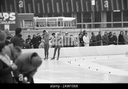 Jeux Olympiques D'Hiver À Grenoble. Stien Kaiser (à gauche) et Dianne Holum (États-Unis) après leur trajet dans les 500 mètres. Date: 9 Février 1968 Lieu: Grenoble Mots Clés: Patinage, Sport Personne Nom: Holum Dianne, Kaiser Stien Nom De L'Institution: Jeux Olympiques D'Hiver Banque D'Images