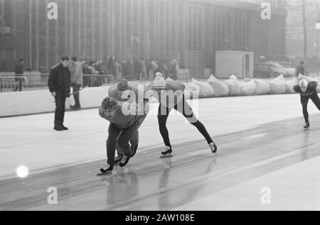 Jeux Olympiques D'Hiver À Grenoble. Entraînement des patineurs néerlandais. Leading Kees Verkerk, suivi de l'entraîneur Kees Broekman et Ard Schenk. Date : 13 Février 1968 Lieu : Grenoble Mots Clés : Patinage, Sport Nom De La Personne : Broekman, Kees, Schenk, Ard, Verkerk, Kees Banque D'Images