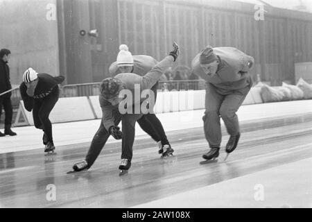 Jeux Olympiques D'Hiver À Grenoble. Entraînement des patineurs néerlandais. Premier Kees Verkerk, suivi Par Ard Schenk et l'entraîneur Kees Broekman (à droite). Date : 13 Février 1968 Lieu : Grenoble Mots Clés : Patinage, Sport Nom De La Personne : Broekman, Kees, Schenk, Ard, Verkerk, Kees Banque D'Images