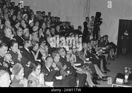 Ondertrouw Princess Margriet and Pieter van Vollenhoven party in de Doelen in Rotterdam, The Royal invités ont fait le plus fort Date : 10 décembre 1966 lieu : Rotterdam, Hollande-Méridionale mots clés : Parties, INVITÉ, Banns Nom De La Personne : Margriet, princesse, Vollenhoven, Pieter van Nom de l'institution : cibles, Banque D'Images