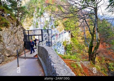 Fussen, Allemagne-octobre 2019:pont Marienbrucke enjambant la spectaculaire gorge de Pollat au-dessus d'une chute d'eau, près du château de Neuschwanstein à Schwangau. Banque D'Images