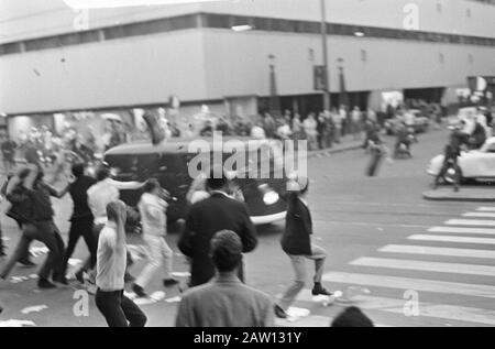Troubles à Amsterdam, les garçons jettent des pierres sur le van de police Date : 14 juin 1966 lieu : Amsterdam, Noord-Holland mots clés : garçon, PIERRE Banque D'Images