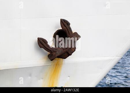 Ancre du navire blanc près. Banque D'Images