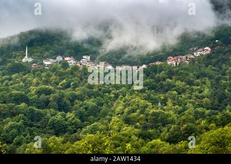 Village musulman de Prisojnica, dans la vallée de la rivière Radika, parc national de Mavrovo, près de Debar, en Macédoine du Nord Banque D'Images