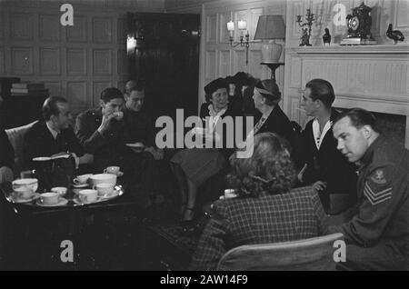 HIE [Pays-Bas en Angleterre] / Anefo London Series Bienvenue la Reine Wilhelmina pour certains Néerlandais (Engelandvaarders?) Dans son pays. Annotation: Stubbings House, Maidenhead, Berkshire Date: 1942 Lieu: Royaume-Uni Mots Clés: Queens, Soldats, Wwii Nom De La Personne: Wilhelmina (Reine Pays-Bas) Banque D'Images