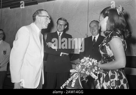 La princesse Margriet et Pieter van Vollenhoven lors d'un concert de la bande symphonique Laurentienne d'Ottawa, Canada à Doelen, à Rotterdam . Réception avec fleurs Date: 1 juillet 1969 lieu: Rotterdam South Holland mots clés: Bandes, fleurs, concerts, princesses Nom De La Personne: Marguerite, princesse Nom de l'institution: Cibles, Banque D'Images