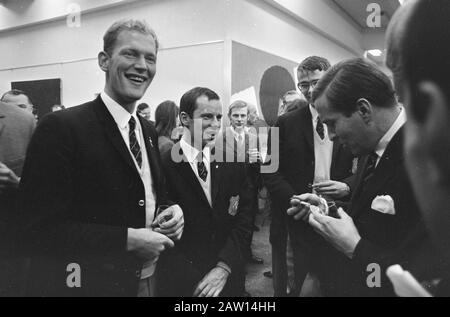 Bienvenue à l'équipe olympique au département de CRM en présence du Prince Claus Prince Claus et des participants aux Jeux Olympiques Annotation: Pour les Jeux d'hiver à Grenoble Date: 27 novembre 1968 mots clés: Ministères, athlètes Nom De La Personne: Claus (prince Pays-Bas) Banque D'Images