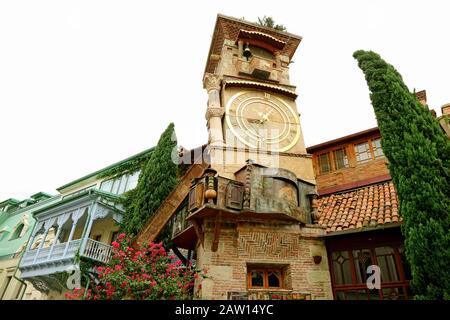 Incroyable Tour de l'horloge penchée Située à côté du théâtre Gabriadze, L'Un des sites touristiques Populaires de la vieille ville de Tbilissi, Géorgie Banque D'Images