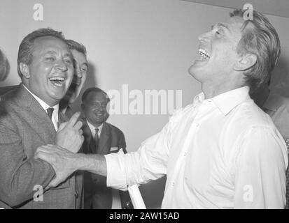 L'acteur américain Kirk Douglas, à droite, rit avec l'acteur tchécoslovaque Miroslav Hornicek, à gauche, lors de l'EXPO 67 à Montréal, Canada, le 14 juin 1967. Banque D'Images