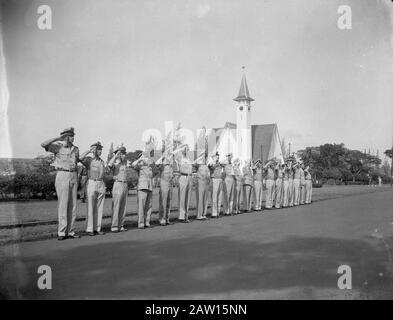 Présentation des prix au Burg. Bishop Square Batavia pour le devant du gang plusieurs prix ont été remis le 24 mars par le Chef d'état-major général gen.maj. Voisin Vreeden. Les 19 gedécoreerden lors de la lecture de l'hymne national. Annotation : publié dans Brothers in Arms, vol. 3, no 1, avril 1948. Date : 24 Mars 1948 Lieu : Batavia, Batavia, Indonésie, Jakarta, Java, Hollandais East Indies Banque D'Images