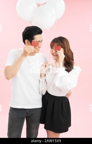 Portrait de couple affectueux avec des ballons. Photo de Saint-Valentin Banque D'Images