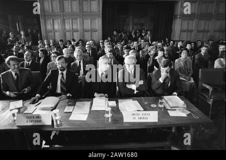Audition de la CIJ dans le Palais de la paix à la Haye ÉVOQUE l'affaire des otages en Iran la délégation américaine au premier plan; avec les armes repliées, le ministre de la Justice Benjamin Civiletti Date: 10 décembre 1979 lieu: La Haye, Hollande-Méridionale mots clés: Délégués, délégations, auditions, ministres, tribunaux Nom De La Personne: Civiletti, Benjamin Nom de l'institution: Palais de la paix Banque D'Images