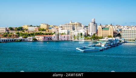 Port et horizon de San Juan, Porto Rico. Vue panoramique sur le paysage. Banque D'Images