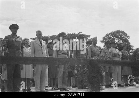 Défilé sur la place nord à Batavia à l'occasion de l'anniversaire de la princesse Juliana Sur scène de gauche à droite. Lieutenant-général britannique Mansergh, lieutenant-gouverneur par intérim N. S. Blom, commandant de l'armée H.S. Track, Adjutant Colonel général M. C.H.J.F. van Houten, Colonel S. de Waal, Colonel P.J. le Commandant de Broeckert Aviation militaire ?, Consul général des États-Unis Walter Foote, platsvervangd comandante Woman KNIL corps lieutenant mme. C.A. Smit Date: 04/30/1946 Lieu: Batavia, Indonésie, Jakarta, Hollandais East Indies Banque D'Images