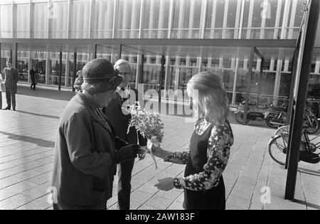 La reine Juliana assiste à la célébration du 50ème anniversaire de l'Union néerlandaise des femmes chrétiennes à la RAI à Amsterdam la reine Juliana offrait des fleurs. Derrière Conseiller D'Etat Bootsma Date: 15 Octobre 1969 Lieu: Amsterdam, Noord-Holland Mots Clés: Fleurs, Reines, Aldermen Nom De La Personne: Juliana (Queen Netherlands) Nom De L'Institution: Ncvb Banque D'Images