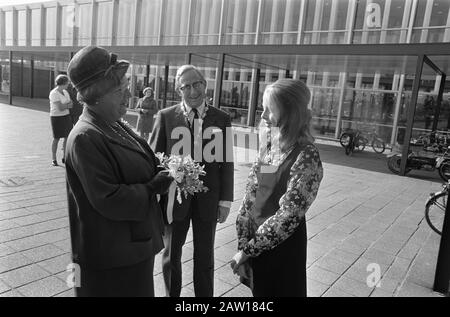 La reine Juliana assiste à la célébration du 50ème anniversaire de l'Union néerlandaise des femmes chrétiennes à la RAI à Amsterdam la reine Juliana offrait des fleurs. Derrière Conseiller D'Etat Bootsma Date: 15 Octobre 1969 Lieu: Amsterdam, Noord-Holland Mots Clés: Fleurs, Reines, Aldermen Nom De La Personne: Juliana (Queen Netherlands) Nom De L'Institution: Ncvb Banque D'Images