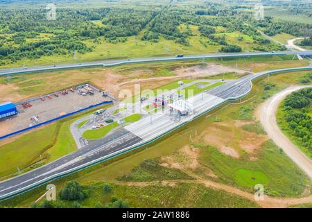 Vue aérienne du M-11 Moscou-St. Autoroute et centre de paiement de Petersburg Banque D'Images