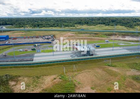 Vue aérienne du M-11 Moscou-St. Autoroute et centre de paiement de Petersburg Banque D'Images