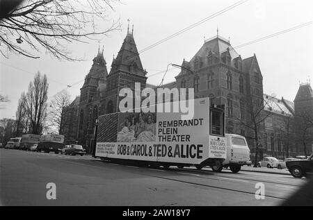 Film De Mission Columbia. Publicité tram pour le film Bob & Carol & Ted & Alice Date : 26 mars 1970 mots clés : films, publicité, tramways Nom de l'établissement : Columbia Film Banque D'Images