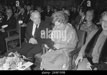 La reine Juliana reçoit la médaille commémorative t.g.v. 25ème anniversaire Congrès des Nations Unies, la Haye. Droite Marga Klompé Date: 22 Octobre 1970 Lieu: La Haye, Pays-Bas Mots Clés: Congrès, Reines Nom De La Personne: Juliana (Reine Pays-Bas), Juliana, Queen, Klompé, Marga Nom De L'Institut: Nations Unies Banque D'Images
