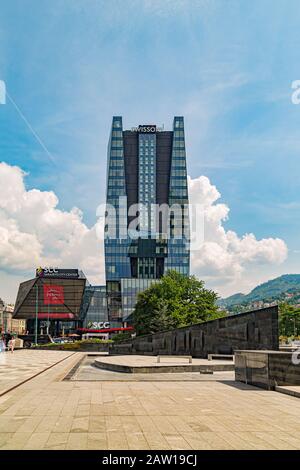 Vue sur le centre commercial Sarajevo City Centre (SCC) et les bâtiments modernes du Swissotel dans le quartier DE NOVA Sarajevo Banque D'Images