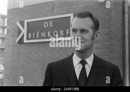 Mission Elsevier. M. Romeyn À La Maternelle Bien Panier Amsterdam Buikslotermeer Date: 6 Février 1970 Lieu: Amsterdam, Noord-Holland Mots Clés: Kindergartens Nom De La Personne: M. Romeyn Nom De L'Institution: Elsevier Banque D'Images