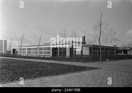 Mission Elsevier. M. Romeyn À La Maternelle Bien Basket Amsterdam Buikslotermeer. École Maternelle Extérieure Date: 6 Février 1970 Lieu: Amsterdam, Noord-Holland Mots Clés: Extérieur, Jardins D'Enfants Nom De La Personne: M. Romeyn Nom De L'Établissement: Elsevier Banque D'Images