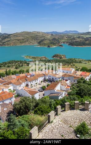 Zahara de la Sierra village au bord du lac dans le parc naturel de Grazalema, Espagne Banque D'Images