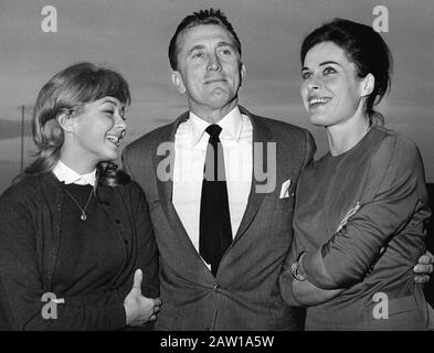 L'acteur américain Kirk Douglas pose lors de sa visite en Allemagne en 1960 à Munchen avec les actrices allemandes Christine Kaufmann (l) et Barbara Rutting (r), les principales actrices du film "City sans pitié", Dans lequel Douglas a un joueur de défense militaire qui tente de sauver quatre soldats américains qui ont violé une fille allemande de la peine de mort. Le film après le roman "Le jugement" de Manfred Gregor est basé sur une histoire vraie. | utilisation dans le monde entier Banque D'Images