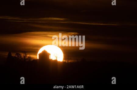 Stuttgart, Allemagne. 06 février 2020. Le soleil se lève derrière la chapelle funéraire. Crédit: Sebastian Gollnow/Dpa/Alay Live News Banque D'Images