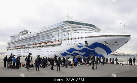 Yokohama, Japon. 06 février 2020. 'Diamond Princess', un navire de croisière qui a été mis en quarantaine, en attendant les fournitures au port de Yokohama au Japon. Les résultats des tests montrent que neuf passagers et un membre de l'équipage d'un navire de croisière mis en quarantaine au large de la côte au Japon sont infectés par le nouveau coronavirus, a déclaré mercredi le ministère japonais de la santé. Crédit: Xinhua/Alay Live News Banque D'Images