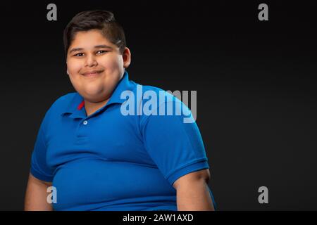 Portrait d'un garçon de chubby souriant. (Obésité) Banque D'Images