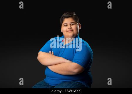 Portrait d'un garçon de chubby souriant. (Obésité) Banque D'Images