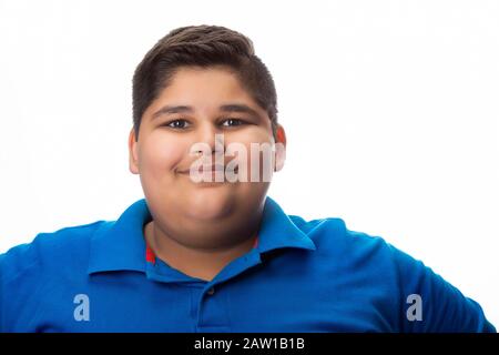 Portrait d'un garçon de chubby souriant. (Obésité) Banque D'Images