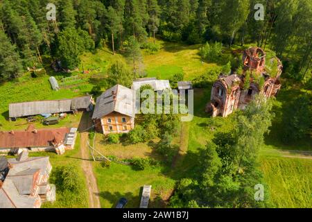 Vue de dessus de l'église détruite De l'Icône Iveron de la mère de Dieu. Village de Lykoshino, région de Tver, Russie Banque D'Images