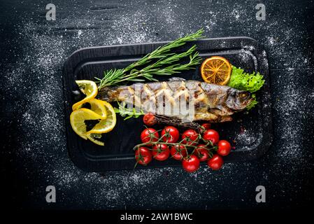 Poisson à la truite cuit aux herbes aromatiques et aux épices. Banque D'Images
