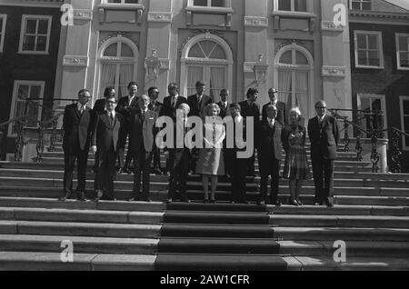 Den Uyl Cabinet assermenté à Huis ten Palais Bosch Reine Juliana de la Haye Uyl sur les marches du palais. 1ère rangée de gauche à droite .: Van der Président, Gruijters, le Gaay Fortman, Den Uyl, Queen Juliana, Van Agt, Van Doorn, Vorrink, Van Kemenade. 2ème rangée de gauche à droite. Pronk, Boersma, Westerterp, Vredeling, Duisenberg, Brouwer, Lubbers, Trip Date: 11 mai 1973 lieu: La Haye, South Holland mots clés: Groupe portraits, armoires, reines Nom De La Personne: AGT, Dries van, Boersma, Jaap Brouwer, Tiemen, Doorn, HW, Duisenberg, Wim, Gaïjman, Jälkltülkltültülklklklklfn, Jälklklklklklklklklk Banque D'Images