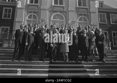 Den Uyl Cabinet assermenté à Huis ten Palais Bosch Reine Juliana de la Haye Uyl sur les marches du palais. 1ère rangée de gauche à droite .: Van der Président, Gruijters, le Gaay Fortman, Den Uyl, Queen Juliana, Van Agt, Van Doorn, Vorrink, Van Kemenade. 2ème rangée de gauche à droite. Pronk, Boersma, Westerterp, Vredeling, Duisenberg, Brouwer, Lubbers, Trip Date: 11 Mai 1973 Lieu: La Haye, Hollande-Méridionale Mots Clés: Portraits De Groupe, Armoires, Reines Nom De La Personne: Agt, Dries Van Brouwer, Gaay Fortman, Bas De, Juliana (Reine Pays-Bas), Lubbers, Ruud Pronk, Jan Van Der, Joyl, Président, Jan Van Der, Joyl Banque D'Images