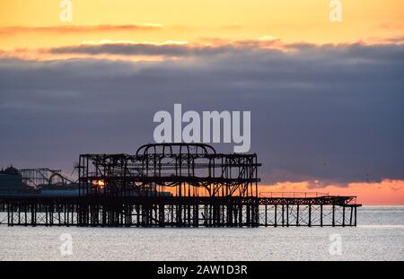 Brighton UK 6 février 2020 - le soleil se lève derrière Brighttons deux piers sur un matin froid et lumineux . Des conditions météorologiques mieux réglées sont prévues pour les deux prochains jours en Grande-Bretagne avant que le temps de tempête ne soit prévu pour arriver pendant le week-end . Crédit: Simon Dack / Alay Live News