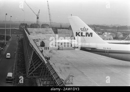 / KLM construire un mur sonore autour de plateformes pilotées; Liste de murs Date: 24 janvier 1971 Nom de l'institution: KLM Banque D'Images