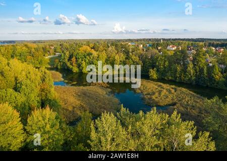 Vue Aérienne De La Baie Du Réservoir De Pyalovsky En Soirée D'Automne Banque D'Images