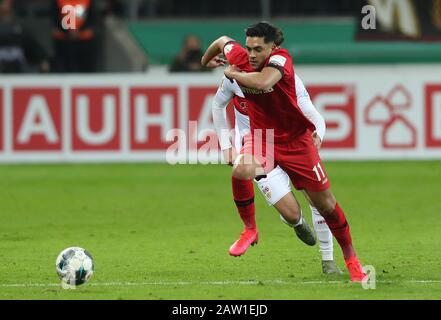 Leverkusen, Allemagne. FIRO: 05.02.2020, football, DFB-Pokal, tour de 16, saison 2019/2020, Bayer 04 Leverkusen - VfB Stuttgart 2: 1 Nadiem AMAIRI, Leverkusen, duels | usage dans le monde crédit: DPA/Alay Live News Banque D'Images