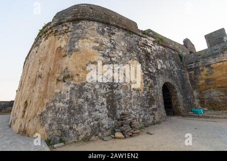 La façade extérieure d'une fortification à l'intérieur de l'ancien fort portugais construit dans l'île De Diu en Inde. Banque D'Images